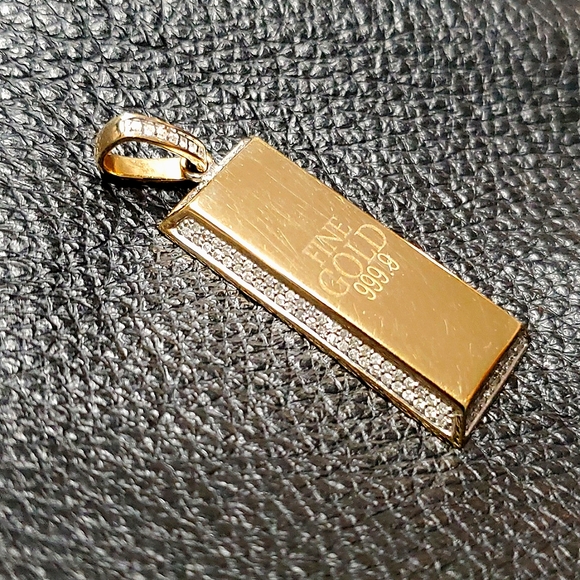 10k Gold Bar pendent with diamonds surround - Picture 2 of 6